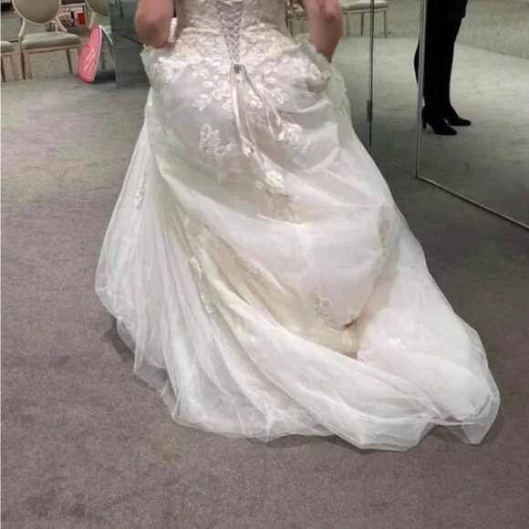 David's Bridal Cream Lace Wedding Dress - Picture 2 of 6